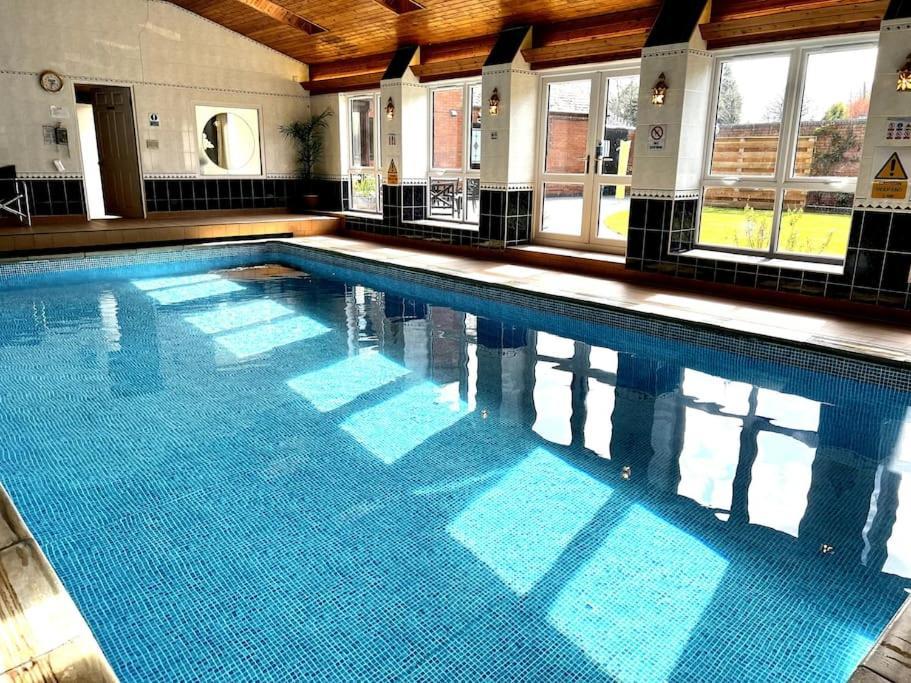 Vast, Elegant Home With Indoor Pool & Sauna Near Popular Golf Course Kington  Εξωτερικό φωτογραφία