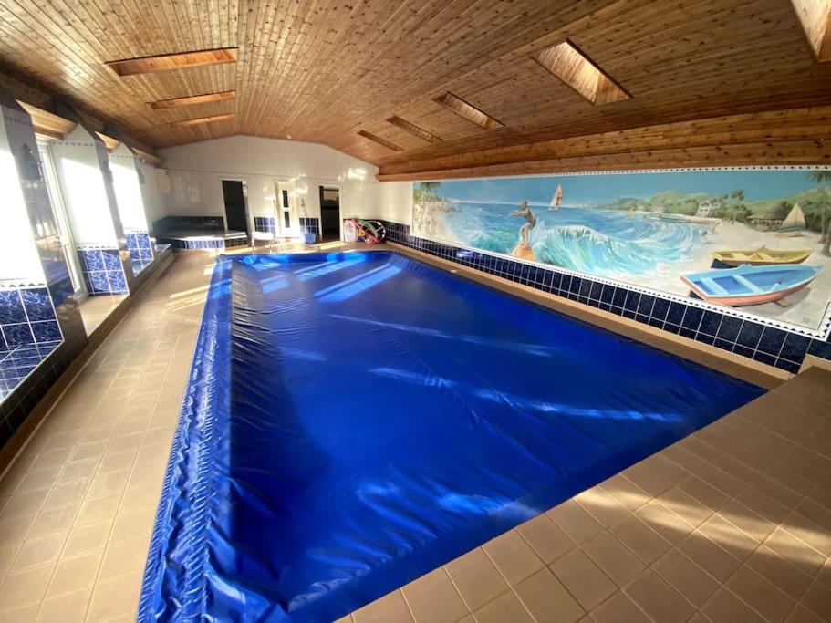 Vast, Elegant Home With Indoor Pool & Sauna Near Popular Golf Course Kington  Εξωτερικό φωτογραφία