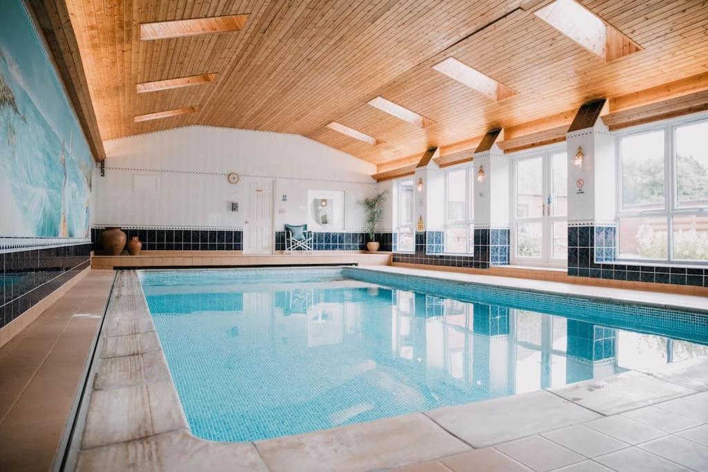 Vast, Elegant Home With Indoor Pool & Sauna Near Popular Golf Course Kington  Εξωτερικό φωτογραφία