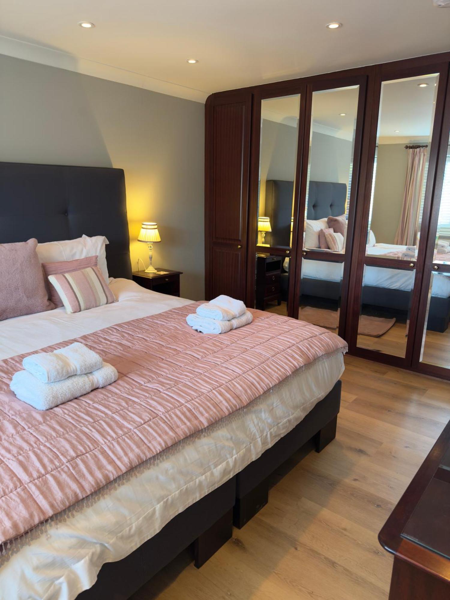 Vast, Elegant Home With Indoor Pool & Sauna Near Popular Golf Course Kington  Εξωτερικό φωτογραφία